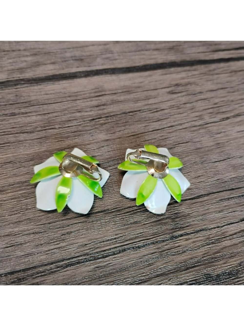 Vintage Sarah Coventry White & Green Enamel Flower Clip-On Earrings Retro Floral - Picture 4 of 7